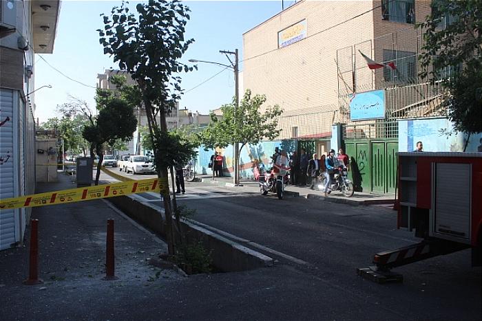 سقوط ناگهانی تعدادی سنگ نما از بالاترین قسمت ساختمان چهار طبقه مسکونی به داخل خیابان دماوند
